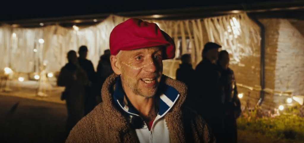 Tiit Trofimov räägib festivalialal kaamera ees intervjuu ajal Meelte Videviku festivalil 2025. aasta suvel.